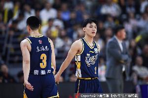 记者：广东男篮三条线的尺寸都吃亏 面对上海的五大阵容很难受
