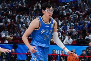 媒体人：周琦关键时刻2罚不中已成新常态 下滑至此大概真的是缺练