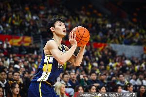 广东队记：刚问了一下徐杰 上半场的确是崴了一下脚&但能坚持
