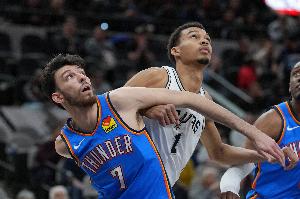 KG：文班也是人类并非不可针对 对他这种苍蝇拍就要硬碰硬强打他