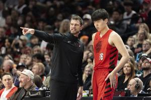 媒体人：感觉开拓者没那么重视杨瀚森 明年再不行可考虑换队