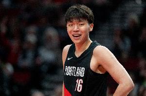 首轮战马刺！媒体人：杨瀚森没准有机会在季后赛里登场